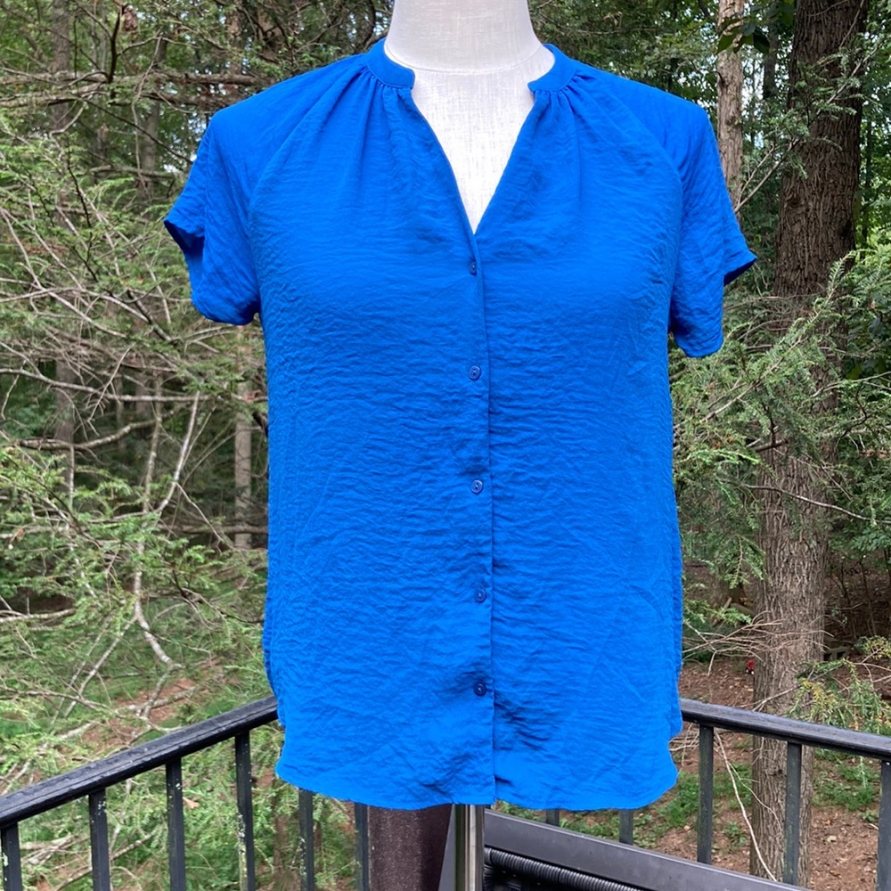 H&M blue shortsleeved button up top sz. 4